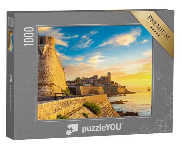 Puzzle de 1000 pièces « Vue de la ville d'Antibes dans la lumière du coucher de soleil, Provence, Cote d'Azur »