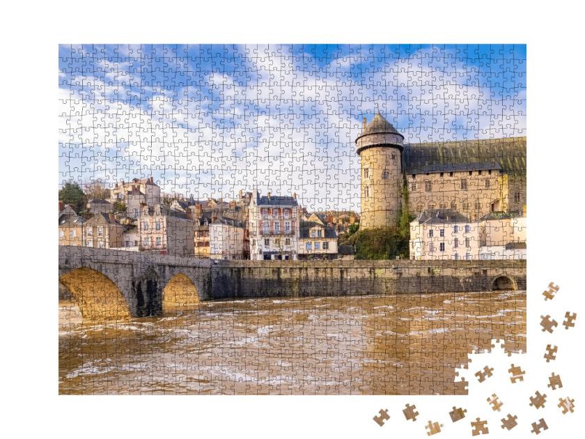 Puzzle de 1000 pièces « Laval, belle ville française, panorama du fleuve et maisons typiques du vieux centre »