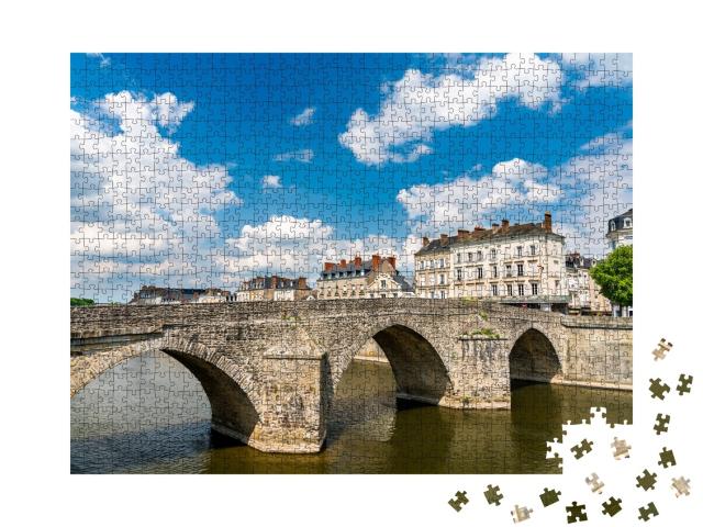 Puzzle de 1000 pièces « Ancien pont de pierre sur la rivière Mayenne à Laval - Pays de la Loire, France »