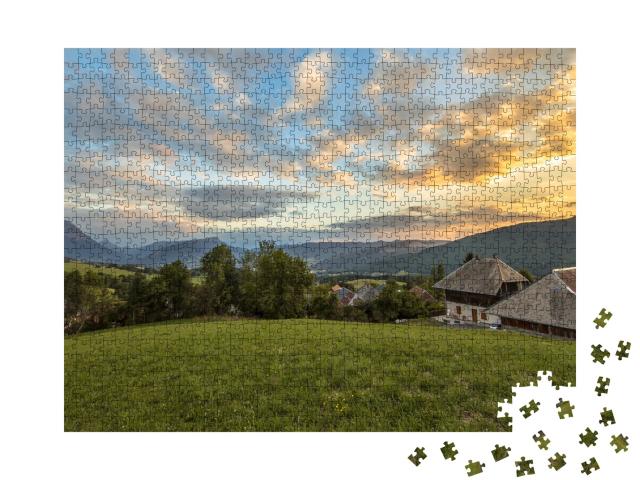Puzzle de 1000 pièces « Prairie avec les Alpes françaises au loin, Haute Savoie, France »