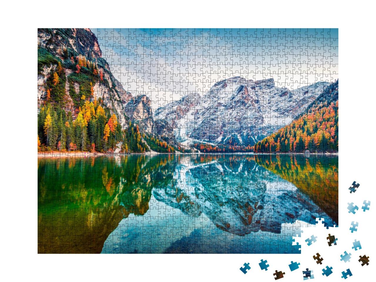 Puzzle de 1000 pièces « Première neige sur le lac Prags Wildsee, Alpes, Italie »