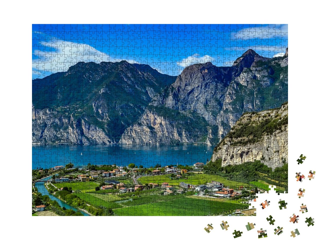 Puzzle de 1000 pièces « Impressionnant panorama de montagnes au lac de Garde, Italie »