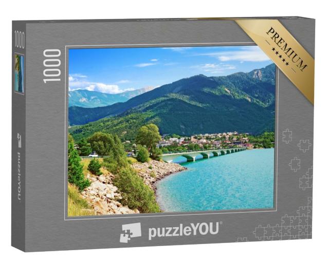 Puzzle de 1000 pièces « Le pont de Savines-le-lac au lac de Serre-Ponçon dans les Alpes en France. »