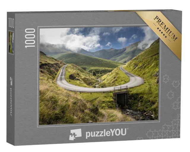 Puzzle de 1000 pièces « Vue sur le virage du col de la route panoramique dans les montagnes d'Iraty, Pays basque, France »