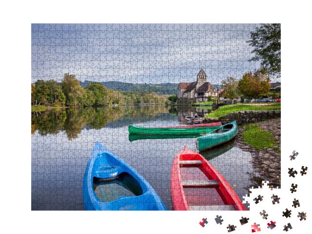 Puzzle de 1000 pièces « Vue sur la rivière Dordogne avec des bateaux colorés à Beaulieu-sur-Dordogne, France »