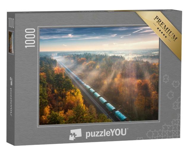 Puzzle de 1000 pièces « Un train de marchandises dans la forêt au lever du soleil, automne »
