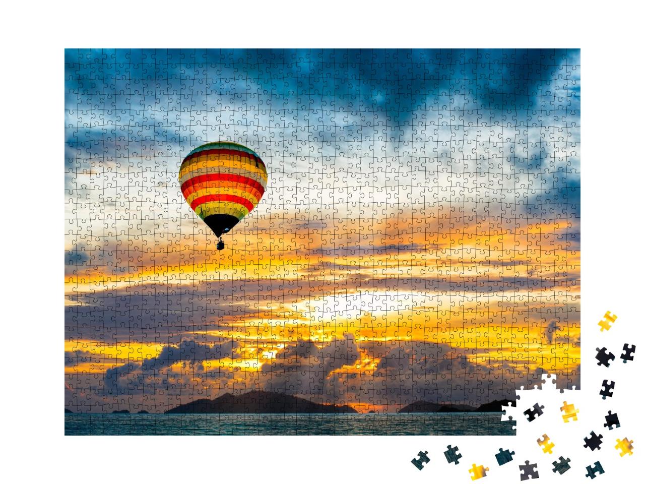 Puzzle de 1000 pièces « Montgolfière au-dessus de la mer au coucher du soleil »