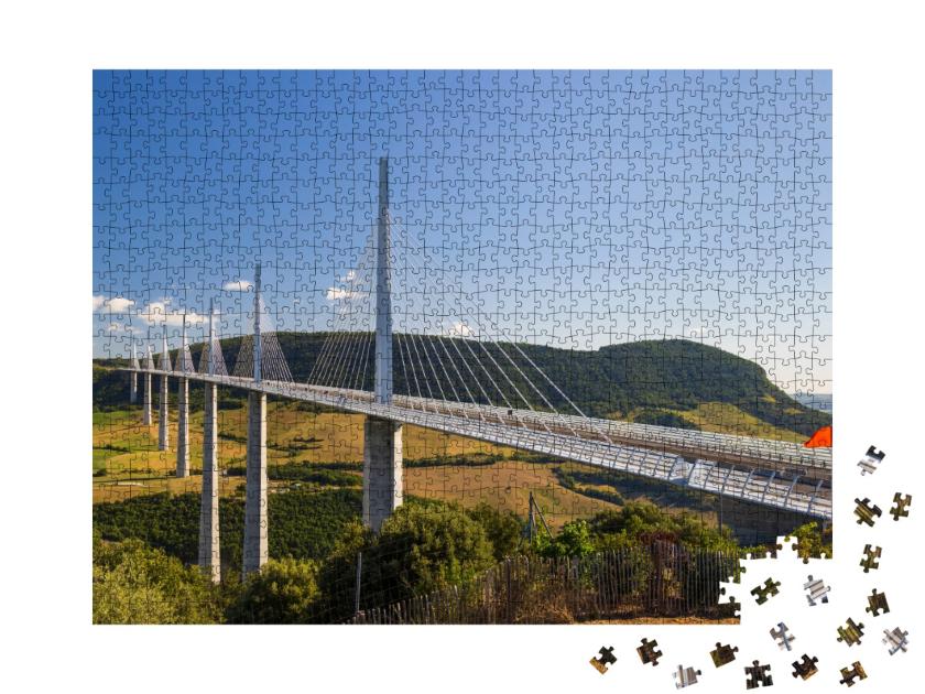 Puzzle de 1000 pièces « Pont haubané Viaduc de Millau sur la vallée du Tarn, département de l'Aveyron, France »
