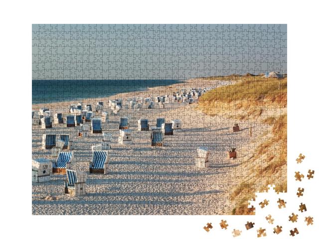 Puzzle de 1000 pièces « Plage avec chaises de plage dans la lumière du soir près de Kampen sur l'île de Sylt »