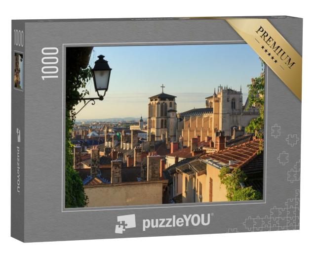 Puzzle de 1000 pièces « Lanterne, toits et cathédrale St. Jean Baptiste dans le Vieux Lyon, la vieille ville de Lyon. France. »