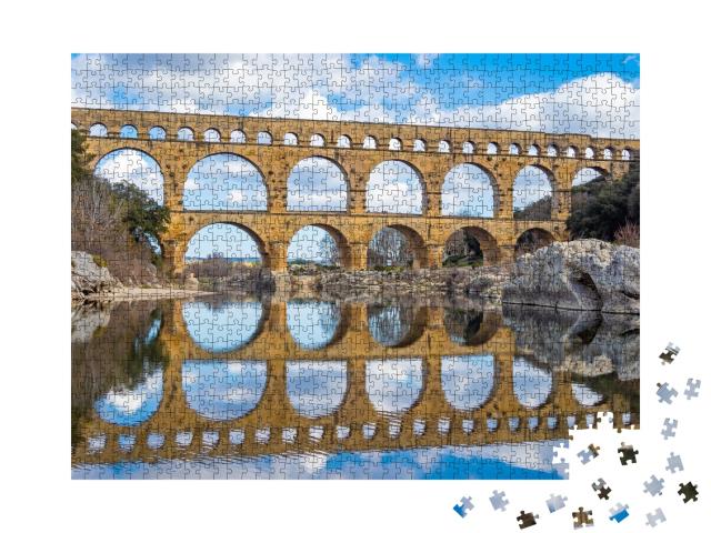 Puzzle de 1000 pièces « Pont du Gard, ancien pont-aqueduc romain à Vers-Pont-du-Gard dans le sud de la France »