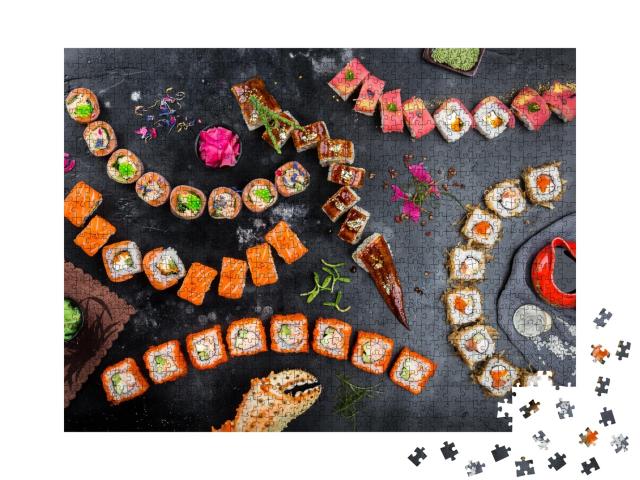 Puzzle de 1000 pièces « Différents rouleaux de sushis sur une même table »