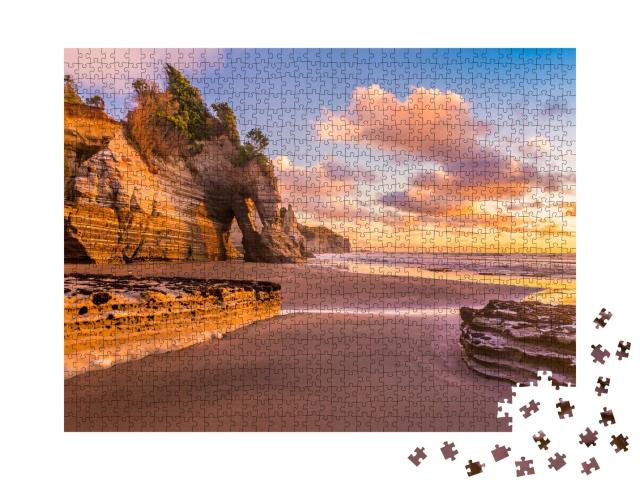Puzzle de 1000 pièces « Coucher de soleil sur une plage rocheuse dans le district de Taranaki, Nouvelle-Zélande »