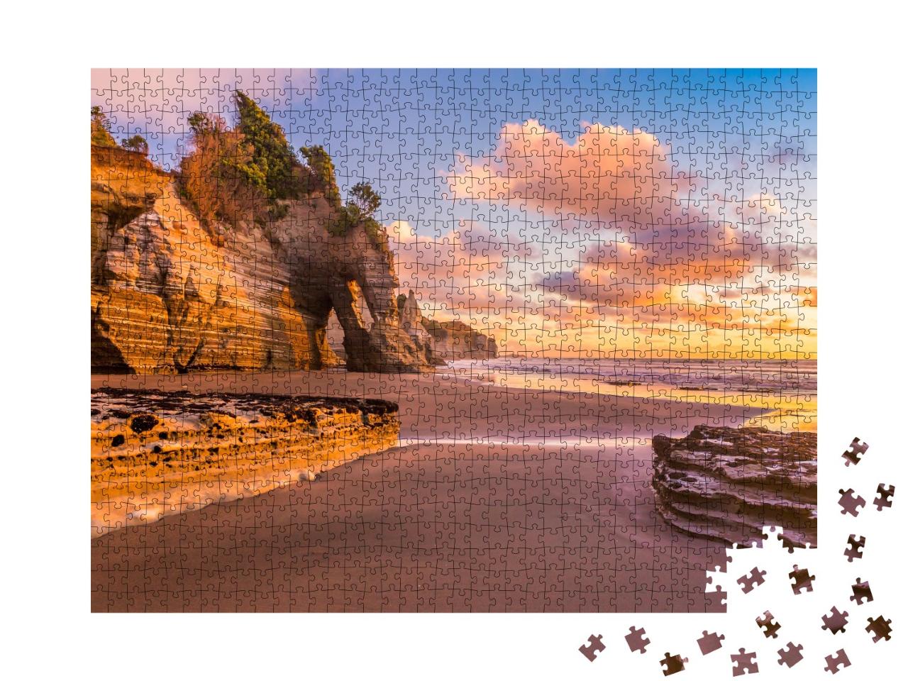 Puzzle de 1000 pièces « Coucher de soleil sur une plage rocheuse dans le district de Taranaki, Nouvelle-Zélande »