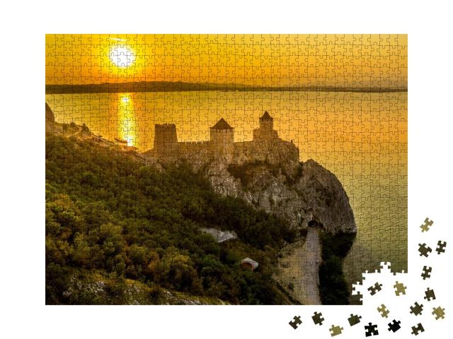 Puzzle de 1000 pièces « Silhouette du château de Golubac au coucher du soleil en Serbie, le long du Danube »