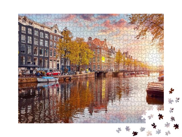 Puzzle de 1000 pièces « Lumière chaude du soleil sur le canal à Amsterdam, Pays-Bas »
