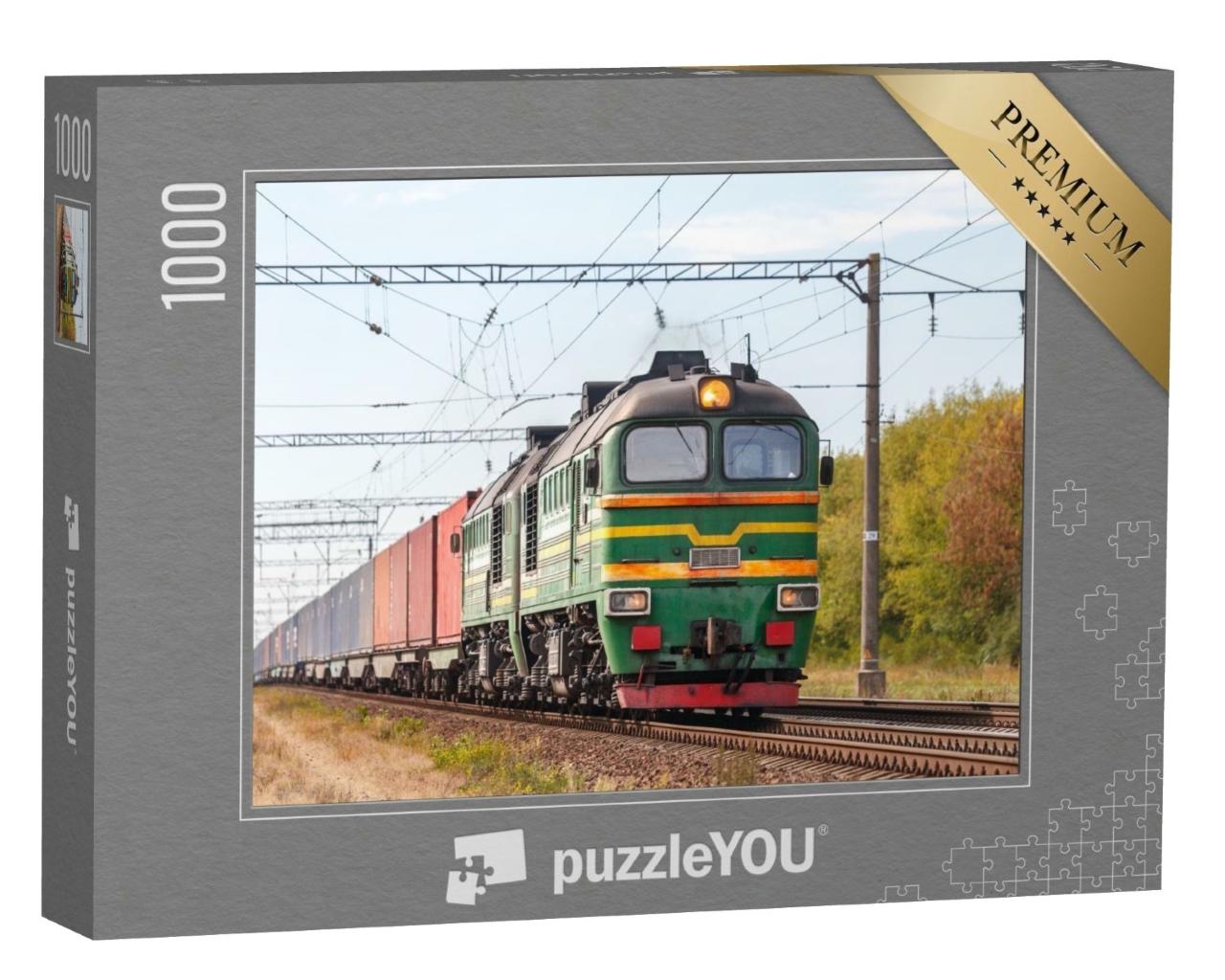Puzzle de 1000 pièces « Une puissante locomotive diesel verte 2M62 tire un train de marchandises »