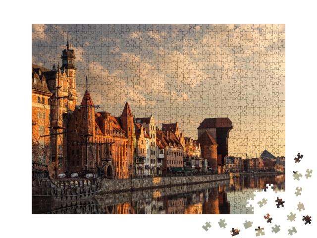 Puzzle de 1000 pièces « Ambiance matinale calme : la vieille ville de Gdansk au lever du soleil »