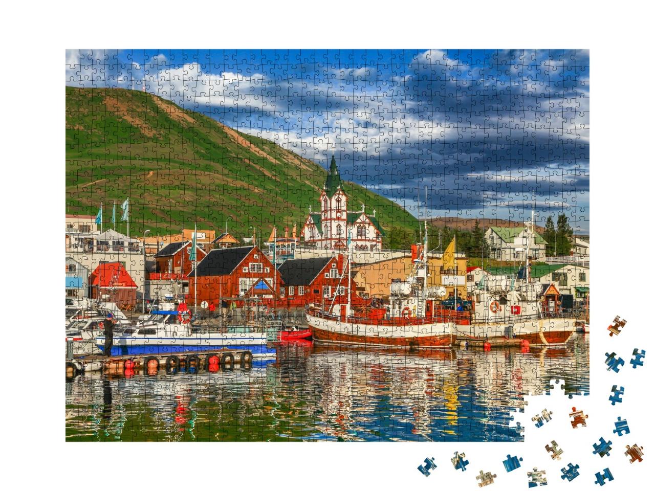 Puzzle de 1000 pièces « Belle vue sur la ville historique de Husavik avec des bateaux de pêche, Islande »