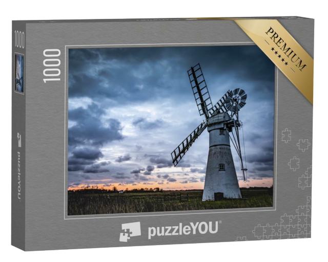 Puzzle de 1000 pièces « Un moulin dans un champ avec un coucher de soleil »
