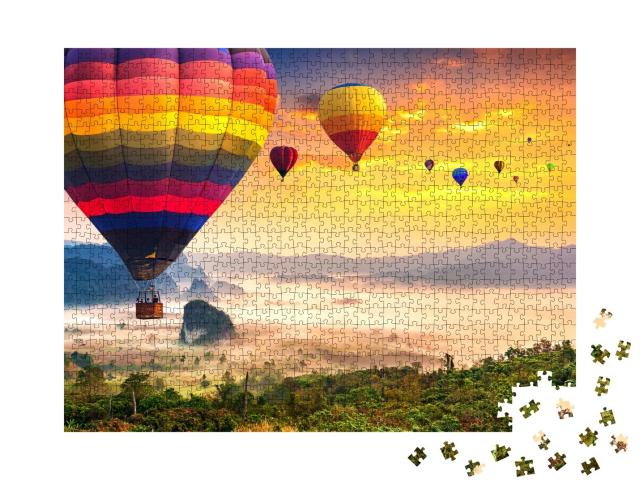 Puzzle de 1000 pièces « Montgolfières au-dessus de la brume matinale, parc national de Phu Langka, Thaïlande »