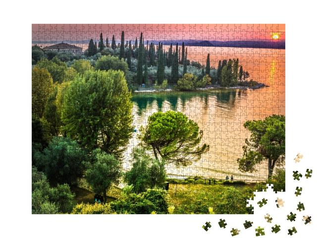 Puzzle de 1000 pièces « Coucher de soleil romantique sur le lac de Garde, Italie »