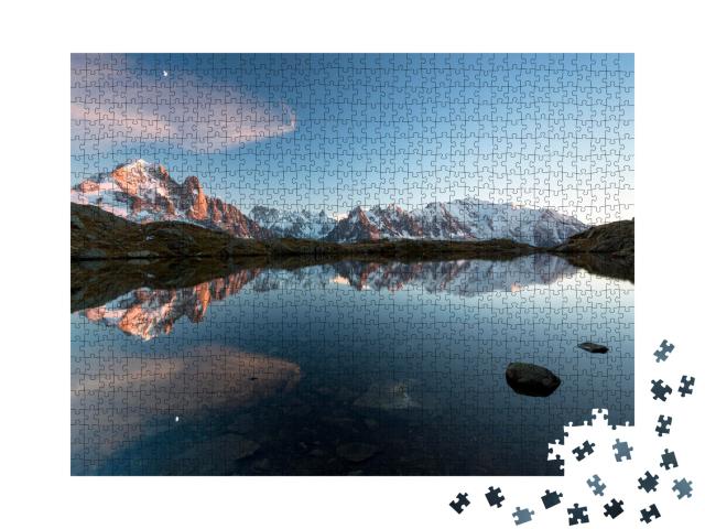 Puzzle de 1000 pièces « Lumière du soir sur le lac de Chésserys avec les montagnes en arrière-plan à Chamonix, Alpes, France »