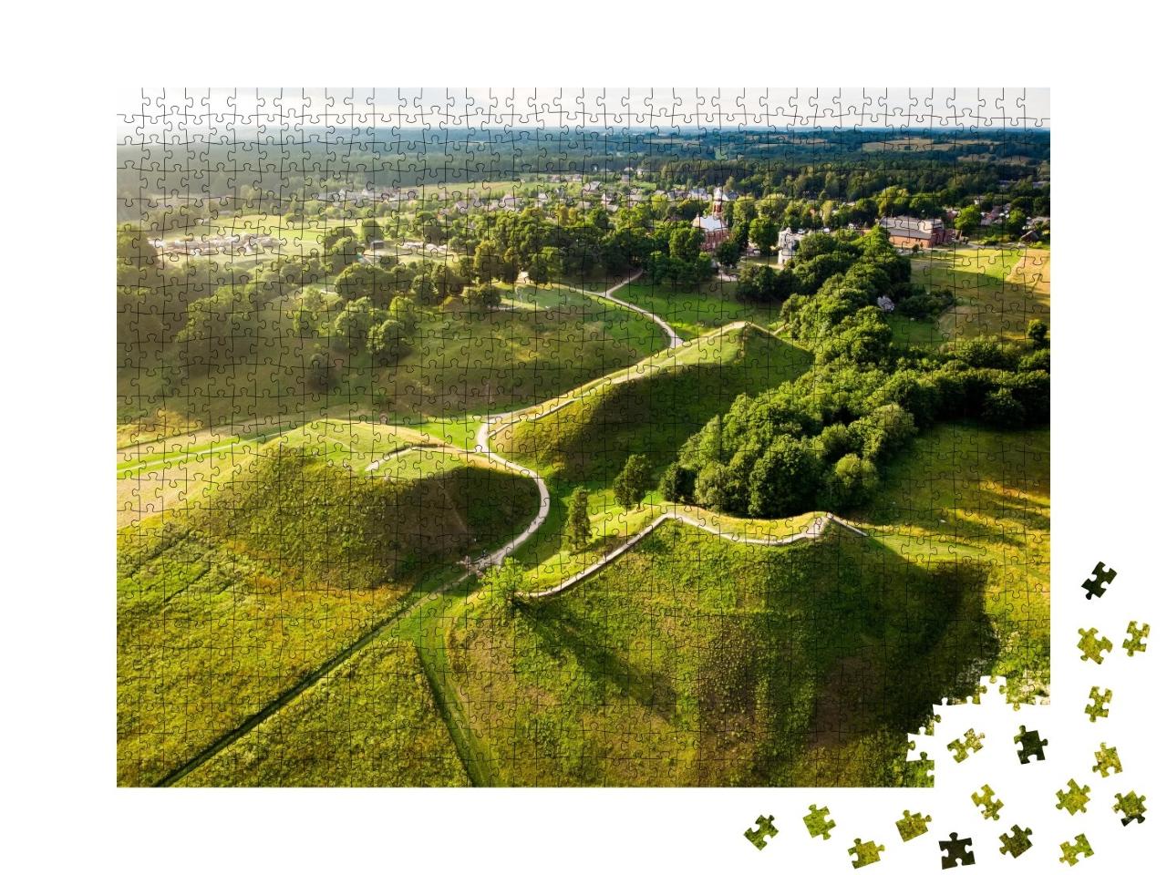 Puzzle de 1000 pièces « Vue aérienne du site archéologique de Kernave, ancienne capitale de la Lituanie »