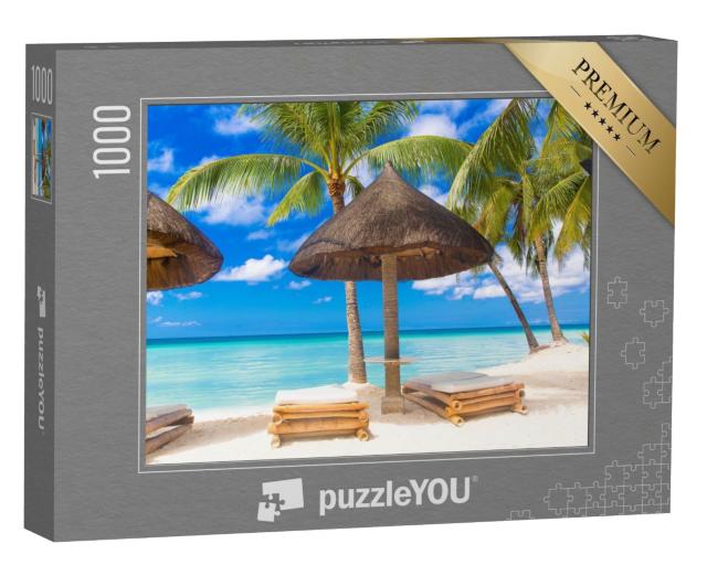 Puzzle de 1000 pièces « Parasol et chaises longues sous les palmiers de la plage tropicale »