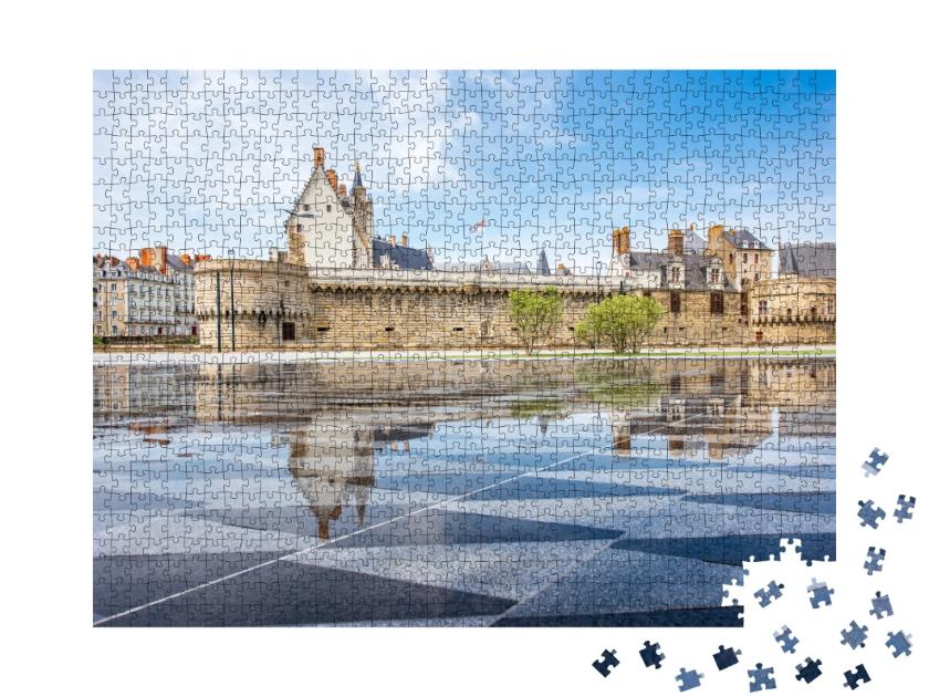 Puzzle de 1000 pièces « Château des ducs de Bretagne avec fontaine à miroir d'eau dans la ville de Nantes »