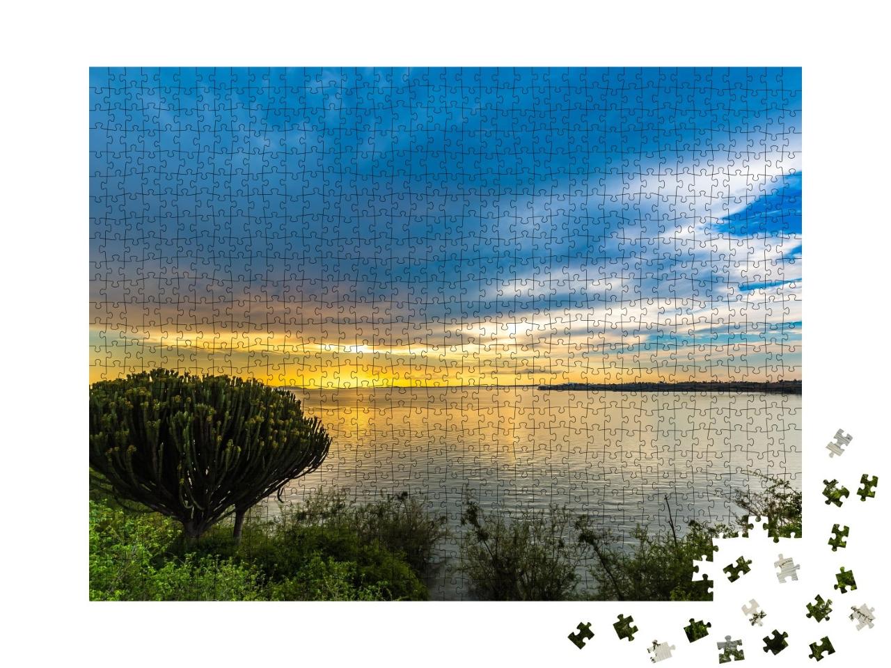 Puzzle de 1000 pièces « Coucher de soleil tranquille sur le lac Victoria, Kenya »
