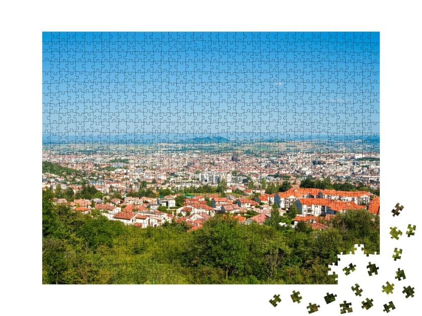 Puzzle de 1000 pièces « Panorama de la ville de Clermont-Ferrand et du Parc national des volcans d'Auvergne, France. »