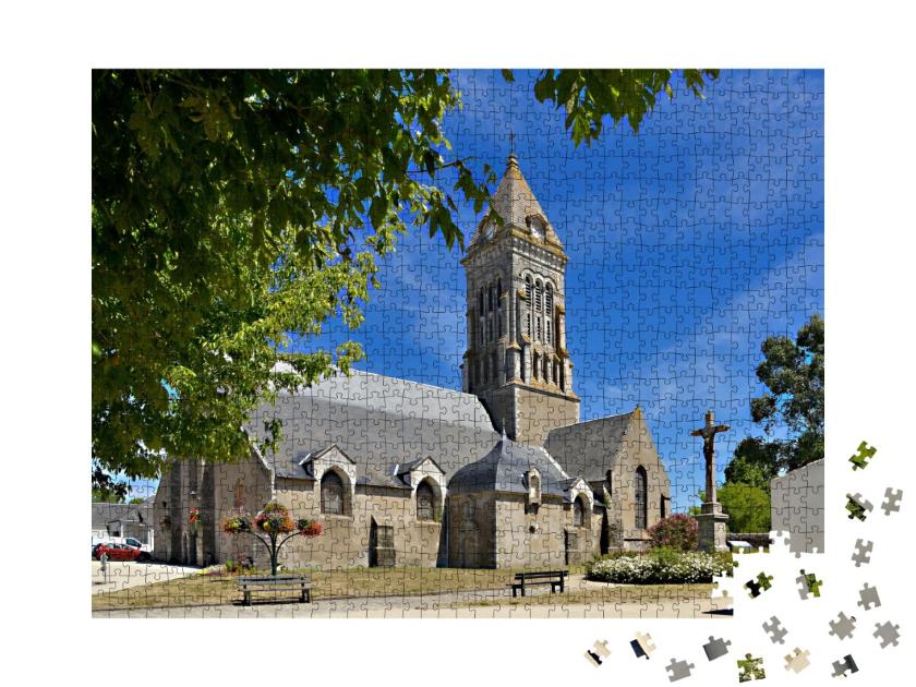 Puzzle de 1000 pièces « Église sous les arbres à Noirmoutier en l'Ile dans les Pays de la Loire, région de l'ouest de la France »