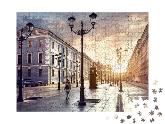 Puzzle de 1000 pièces « Femme dans une rue avec des lanternes, Sank. Petersburg, Russie »