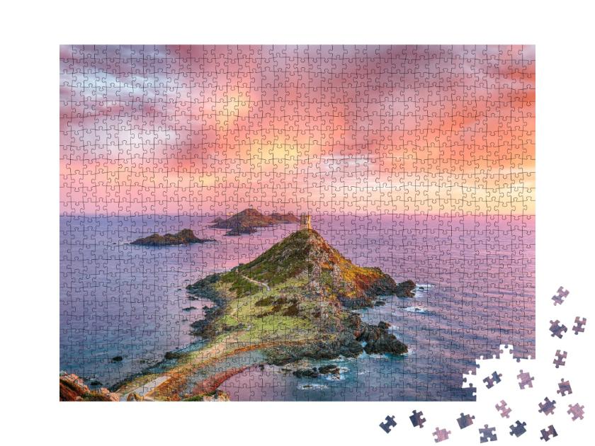 Puzzle de 1000 pièces « Coucher de soleil sur la destination touristique populaire de Torra di a Parata, Corse-du-Sud »