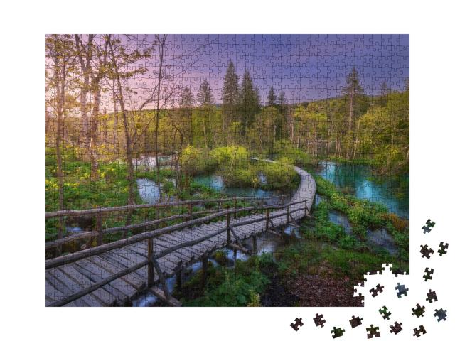 Puzzle de 1000 pièces « Sentier en bois dans la forêt verte près des lacs de Plitvice, Croatie »