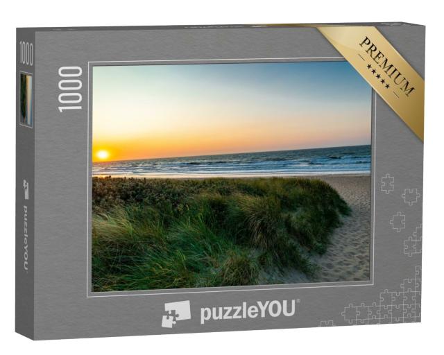 Puzzle de 1000 pièces « Promenade nocturne sur la plage dans la belle Normandie avec coucher de soleil près de Cabourg - France »