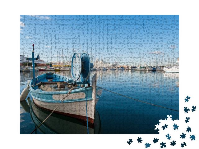 Puzzle de 1000 pièces « Yachts dans le port de Toulon, France, avec un petit bateau au premier plan. »