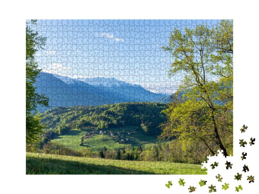 Puzzle de 1000 pièces « Paysage de montagne dans les Alpes savoyardes dans le parc naturel régional des Bauges »