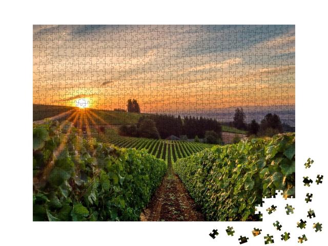 Puzzle de 1000 pièces « Lever de soleil sur un vignoble de la vallée de la Willamette »