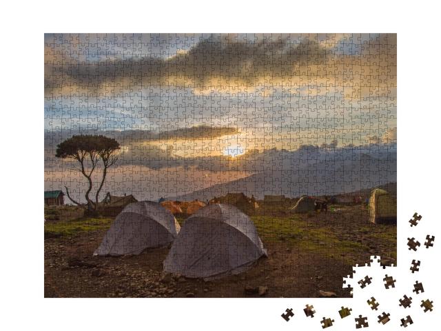 Puzzle de 1000 pièces « Tente après la pluie sur le Kilimandjaro »