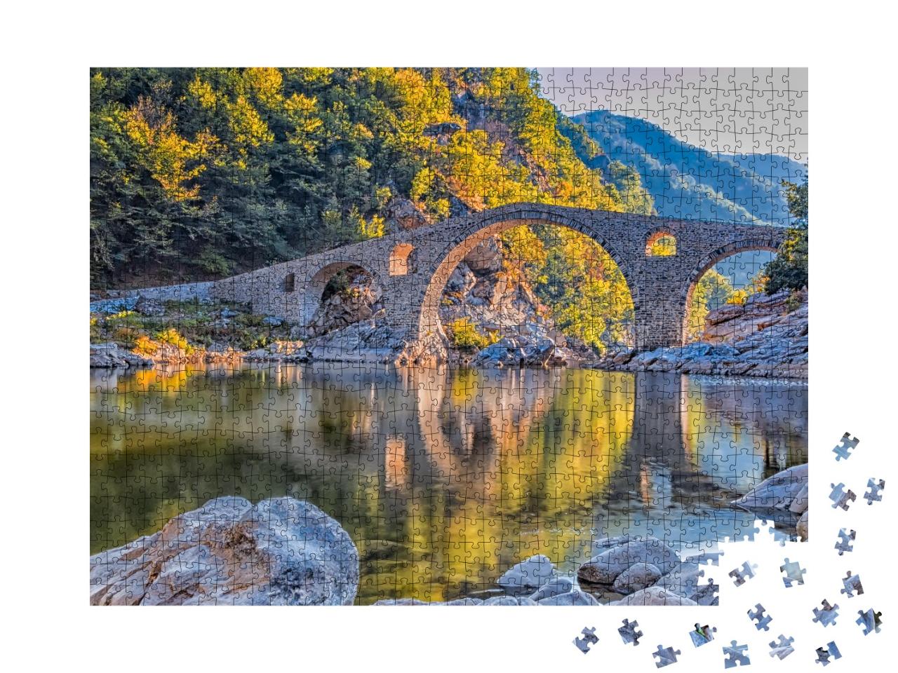 Puzzle de 1000 pièces « Vieux pont de pierre près d'Ardino en automne, Bulgarie »