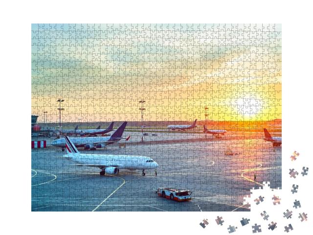 Puzzle de 1000 pièces « Aéroport dans un beau coucher de soleil »