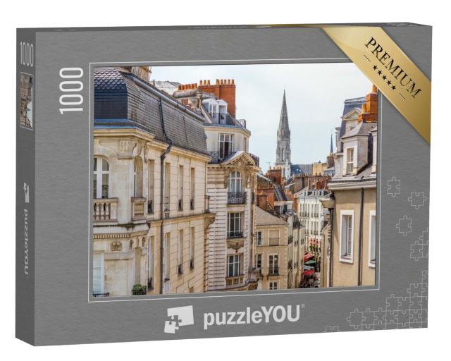 Puzzle de 1000 pièces « Vue de rue des beaux immeubles d'habitation et du clocher de l'église dans la ville de Nantes »