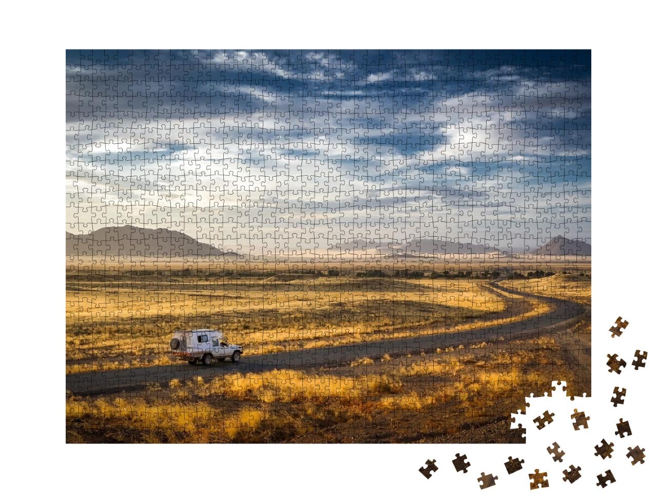 Puzzle de 1000 pièces « Tôt le matin, en route pour les dunes de sable de Sossusvlei et Dead Vlei, Namibie »