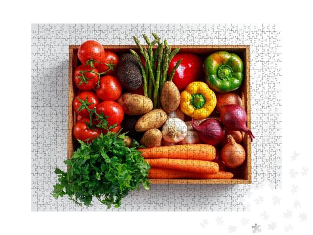 Puzzle de 1000 pièces « Des légumes frais dans une caisse en bois »