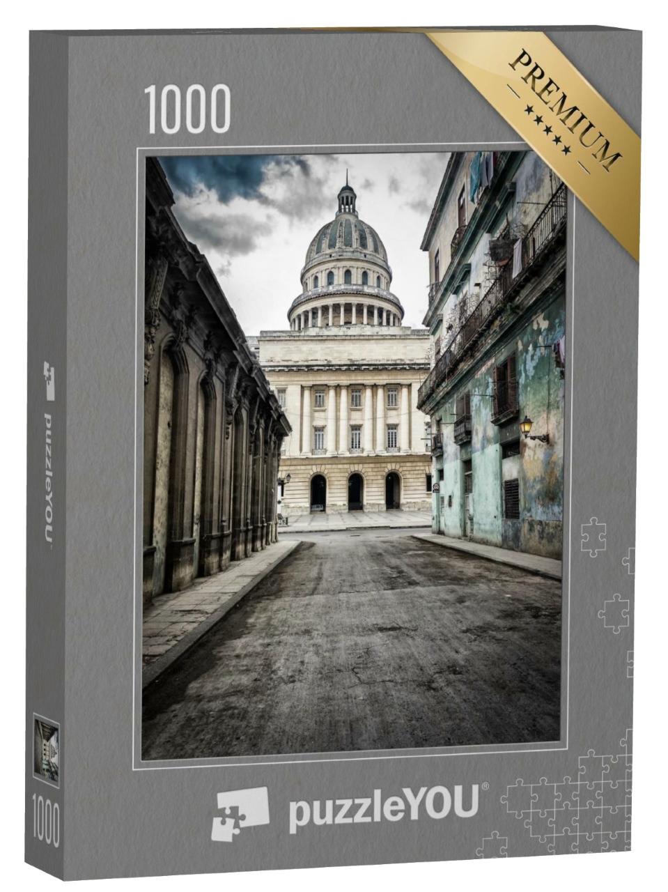 Puzzle de 1000 pièces « Rue aux maisons délabrées menant au Capitole, Vieille Havane »