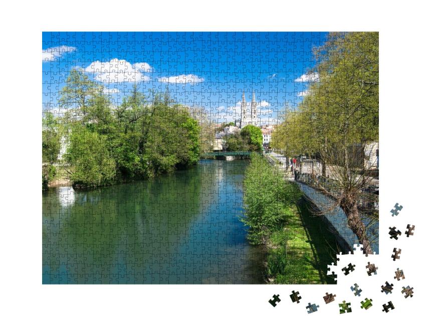 Puzzle de 1000 pièces « L'église Saint-André et la rivière "Sèvre Niortaise" à Niort par une journée ensoleillée. »