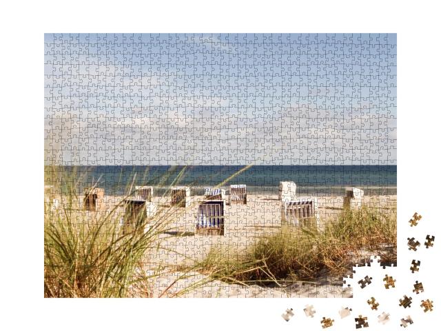 Puzzle de 1000 pièces « Chaises de plage à la mer Baltique avec herbe des dunes »