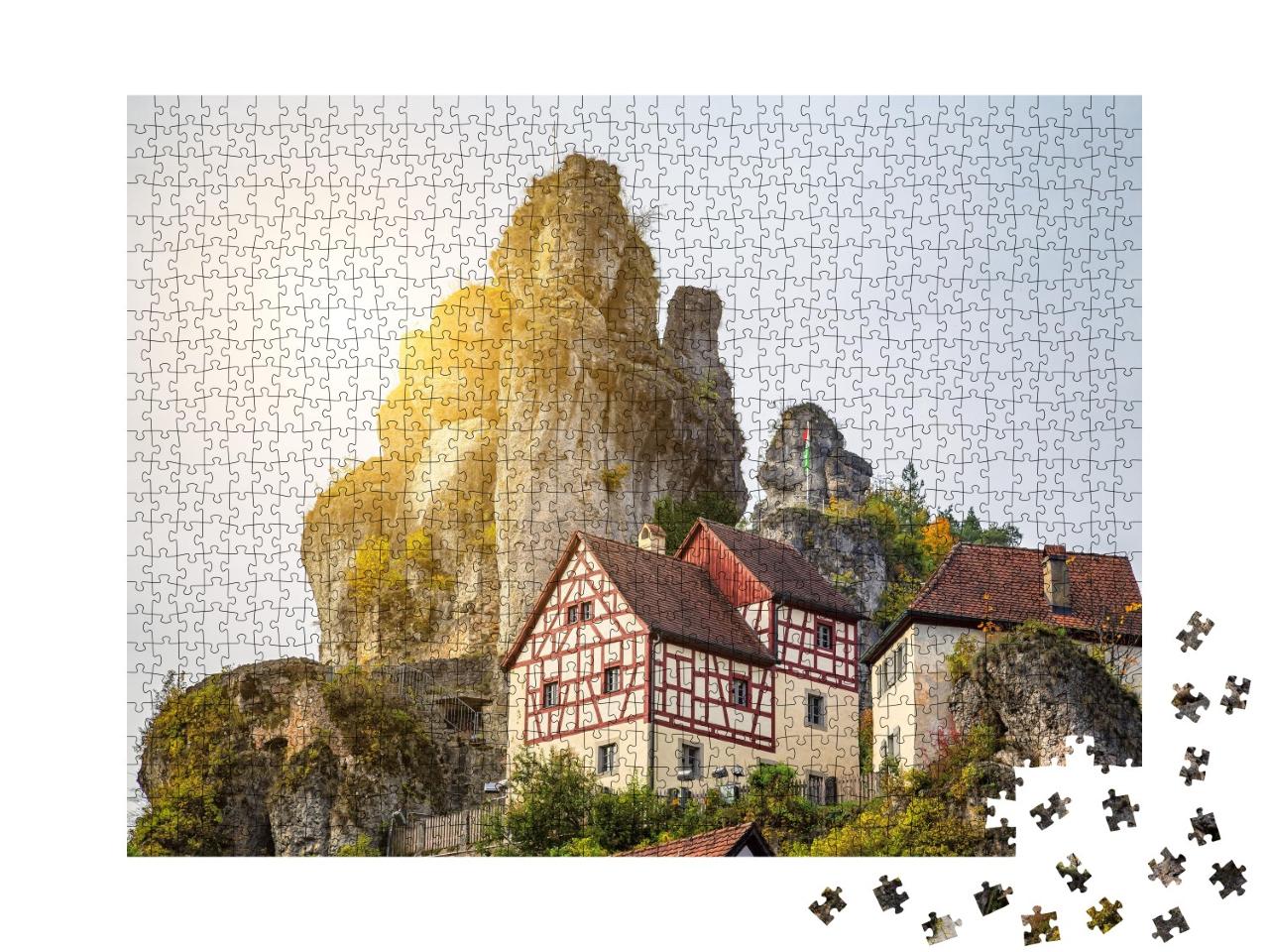 Puzzle de 1000 pièces « Maisons à colombages sur le rocher dans le vieux village historique de l'église de Tüchersfeld, Bavière »